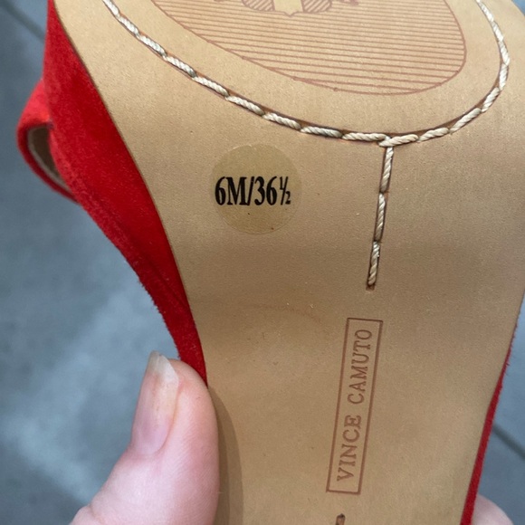 FINAL PRICE💚👠EUC Vince Camuto Women's Tan and Sathina Red Suede Heels size 6 - Picture 11 of 13
